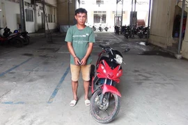 Đối tượng Cao Văn Trung, cùng tang vật tại Công an huyện Hòa Thành. (Ảnh: Thanh Tân/TTXVN)