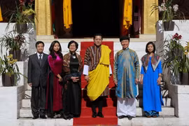 Đại sứ và các cán bộ Đại sứ quán chụp ảnh cùng Quốc vương Bhutan sau lễ trình Quốc thư. (Ảnh: Huy Lê/Vietnam+)