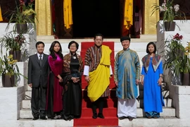Đại sứ và các cán bộ Đại sứ quán chụp ảnh cùng Quốc vương Bhutan sau lễ trình Quốc thư. (Ảnh: Huy Lê/Vietnam+)