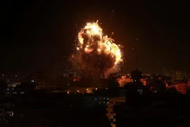 Khói lửa bốc lên sau vụ không kích của Israel của phong trào Hamas ở Dải Gaza. (Ảnh: THX/TTXVN)