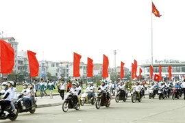 Đoàn xe diễu hành tuyên truyền hưởng ứng Ngày Thế giới phòng chống AIDS qua các tuyến đường tại thành phố Bắc Giang. (Ảnh: Dương Ngọc/TTXVN)