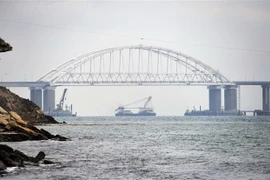 Tàu thuyền đi qua eo biển Kerch ngày 26/11/2018. (Ảnh: THX/TTXVN)