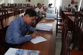 Thí sinh thực hiện phần thi viết thi tuyển Phó giám đốc Sở Công Thương. (Ảnh: Duy Khương/TTXVN)