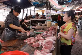 Thịt lợn tăng giá, người dân dè dặt hơn khi mua thịt lợn tại chợ Nhớn, thành phố Bắc Ninh. (Ảnh: Thanh Thương/TTXVN)