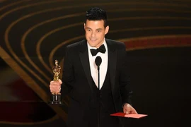 Diễn viên Rami Malek nhận giải Nam diễn viên chính xuất sắc với vai diễn trong bộ phim ''Bohemian Rhapsody'' tại Lễ trao giải Oscar 2019 ngày 24/2/2019. (Ảnh: AFP/TTXVN)