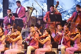 Các nghệ sỹ Triều Tiên thuộc ban nhạc Samjiyon biểu diễn. (Nguồn: Yonhap/TTXVN)