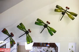 [Photo] Nội thất làm từ 10.000 chiếc vỏ chai lọ thủy tinh