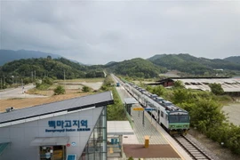 Toàn cảnh tuyến đường sắt Gyeongwon ở nhà ga Baengmagoji thuộc Cheorwon, gần khu vực phi quân sự giữa hai miền Triều Tiên . (Ảnh: AFP/TTXVN)