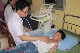 Trẻ được bác sỹ khám sàng lọc. (Ảnh: Hải Yến/TTXVN)