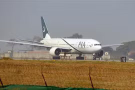 Máy bay của hãng hàng không quốc tế Pakistan (PIA) tại sân bay ở Islamabad, Pakistan. (Ảnh: AFP/TTXVN)