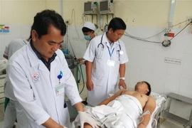 Các nạn nhân bị thương đang được cấp cứu điều trị tại Bệnh viện Đa khoa tỉnh Khánh Hòa. (Ảnh: Phan Sáu/TTXVN)