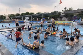 Bể bơi thu hút nhiều thanh thiếu niên và trẻ em trong những ngày Hè. (Ảnh: Hiền Anh/TTXVN)