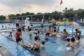 Bể bơi thu hút nhiều thanh thiếu niên và trẻ em trong những ngày Hè. (Ảnh: Hiền Anh/TTXVN)