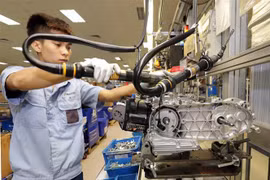 Xưởng lắp ráp động cơ xe máy Vespa tại Công ty TNHH Piaggio Việt Nam, khu công nghiệp Bình Xuyên, tỉnh Vĩnh Phúc. (Ảnh: Trần Việt/TTXVN)