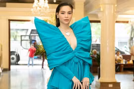 Thanh Hằng, Hồ Ngọc Hà cùng diện thiết kế nơ xanh đồ sộ của Công Trí