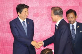 Tổng thống Moon Jae-in (phải) bắt tay Thủ tướng Nhật Bản Abe Shinzo. (Nguồn: Yonhap)