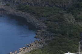 Nước hồ thủy điện Hòa Bình ở mức thấp nhất từ trước đến nay. (Ảnh: Trọng Đạt/TTXVN)