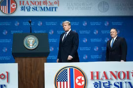 Tổng thống Mỹ Donald Trump (trái) và Ngoại trưởng Mike Pompeo tại cuộc họp báo sau Hội nghị thượng đỉnh Mỹ-Triều lần hai ở Hà Nội ngày 28/2/2019. (Ảnh: AFP/TTXVN)