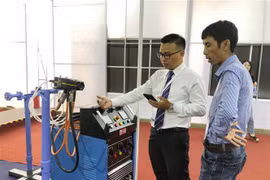 Các công ty trình diễn thiết bị, máy móc tự động hóa tại MTA Vietnam 2019. (Ảnh: Mỹ Phương/TTXVN)