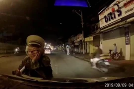 [Video] TP. HCM: Một người phụ nữ chặn đầu ôtô để bán vé số