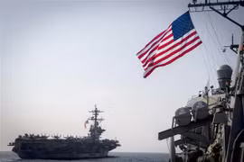 Tàu sân bay USS Carl Vinson (trái) và tàu khu trục USS Wayne E. Meyer của Mỹ tham gia cuộc tập trận chung Foal Eagle với hải quân Hàn Quốc tại Bán đảo Triều Tiên ngày 22/3/2017. (Ảnh: AFP/TTXVN)