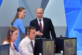 Tổng thống Nga Vladimir Putin trước khi bắt đầu cuộc giao lưu trực tuyến với toàn thể người dân, tại Moskva ngày 20/6/2019. (Ảnh: AFP/TTXVN)