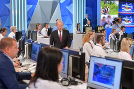 Tổng thống Nga Vladimir Putin (giữa) trước khi bắt đầu cuộc giao lưu trực tuyến với toàn thể người dân, tại Moskva ngày 20/6/2019. (Ảnh: AFP/TTXVN)