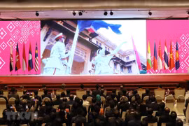 Trình chiếu video giới thiệu về Việt Nam tại lễ bàn giao chức Chủ tịch ASEAN năm 2020 cho Việt Nam. (Ảnh: Thống Nhất/TTXVN)
