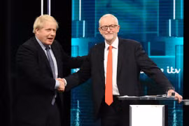 Thủ tướng Anh Boris Johnson (trái) và Lãnh đạo Công đảng Jeremy Corbyn trong cuộc tranh luận trực tiếp đầu tiên trên truyền hình ở London tối 19/11/2019. (Ảnh: AFP/TTXVN)