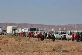 Đoàn xe của Hội Trăng lưỡi liềm đỏ tới trại tị nạn Rukban dành cho người Syria ở khu vực biên giới với Jordan ngày 6/3/2019. (Ảnh: AFP/TTXVN)