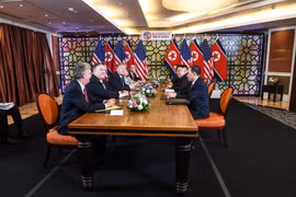 Tổng thống Mỹ Donald Trump (thứ 3, trái) và Chủ tịch Triều Tiên Kim Jong-un (thứ 2, phải) tại cuộc họp mở rộng với các quan chức hai nước trong ngày thứ hai của Hội nghị thượng đỉnh Mỹ-Triều lần hai ở Hà Nội, ngày 28/2/2019. (Ảnh: AFP/ TTXVN) 