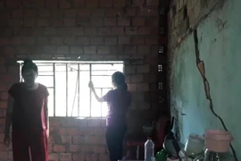 Nhà dân ở Bình Phước bị nứt nẻ, nguy cơ sụp đổ bất cứ lúc. (Ảnh: K GỬIH/TTXVN)