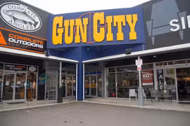 Một cửa hàng bán súng ở ngoại ô Christchurch, New Zealand, ngày 18/3/2019. (Ảnh: AFP/TTXVN)