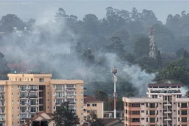 Khói bốc lên từ hiện trường vụ tấn công tại khu tổ hợp văn phòng-khách sạn ở Nairobi, Kenya ngày 15/1/2019. (Ảnh: THX/TTXVN)