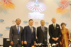 Thủ tướng Malaysia Mahathir Mohamad và các quan chức nước chủ nhà tham gia họp báo về Năm APEC 2020. (Ảnh: Hà Ngọc/TTXVN)