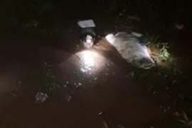 Lực chức năng tìm kiếm cháu bé. (Ảnh: K GỬIH/TTXVN)