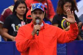 Tổng thống Venezuela Nicolas Maduro phát biểu trước những người ủng hộ nhân dịp kỉ niệm 20 năm cuộc cách mạng Bolivar do cố Tổng thống Hugo Chavez khởi xướng ở Caracas ngày 2/2/2019. (Ảnh: AFP/TTXVN)