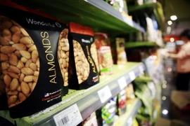 Sản phẩm hạnh nhân nhập khẩu từ Mỹ được bày bán tại siêu thị ở Bắc Kinh, Trung Quốc. (Ảnh: EPA/TTXVN)