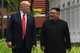 Tổng thống Mỹ Donald Trump (trái) và nhà lãnh đạo Triều Tiên Kim Jong-un tại hội nghị thượng đỉnh lần đầu tiên ở Singapore ngày 11/6/2018. (Ảnh: AFP/TTXVN)
