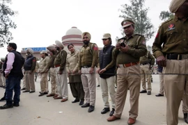 Cảnh sát Ấn Độ chờ sự xuất hiện của phi công Abhinandan Varthaman. (Nguồn: EPA-EFE)