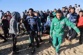 Nhân viên y tế chuyển người biểu tình Palestine bị thương tại Dải Gaza, ngày 19/3/2019. (Ảnh: THX/TTXVN)