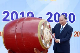 Thủ tướng Nguyễn Xuân Phúc đánh trống khai giảng. (Ảnh: Thống Nhất/TTXVN)