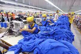 Dây chuyền sản xuất hàng may mặc tại Công ty Trách nhiệm hữu hạn Hana Kovi Việt Nam, 100% vốn đầu tư của Hàn Quốc tại Bắc Giang. (Ảnh: Danh Lam/TTXVN)