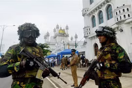 Cảnh sát Sri Lanka gác bên ngoài một nhà thờ Hồi giáo trong buổi lễ cầu nguyện Ngày thứ Sáu ở thủ đô Colombo ngày 26/4. (Ảnh: AFP/TTXVN)