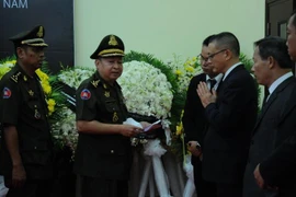 Quốc vụ khanh, Thống tướng El Van Sarat chia buồn với Đại sứ quán. (Ảnh: Phóng viên TTXVN tại Campuchia)
