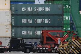 Các container hàng hóa được bốc dỡ tại cảng Long Beach, Los Angeles, California, Mỹ, ngày 10/5/2019. (Ảnh: AFP/TTXVN)