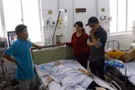 Công nhân được cấp cứu tại Bệnh viện Đa khoa Trung ương Cần Thơ. (Ảnh: Thanh Liêm/TTXVN)