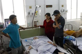Công nhân được cấp cứu tại Bệnh viện Đa khoa Trung ương Cần Thơ. (Ảnh: Thanh Liêm/TTXVN)