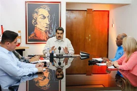 Tổng thống Venezuela Nicolas Maduro (giữa) tại cuộc họp nội các ở Caracas, Venezuela ngày 1/4. (Ảnh: AFP/TTXVN)