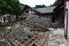 Nhiều ngôi nhà bị sập trong trận động đất ở huyện Trường Ninh, tỉnh Tứ Xuyên, Trung Quốc ngày 18/6. (Ảnh: THX/TTXVN)